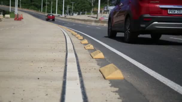 Salvador Bahia Brazil Maj 2021 Trafikseparationsmarkeringar Längs Trafiken Med Fordon — Stockvideo
