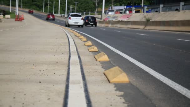 Salvador Bahia Brazil Maj 2021 Trafikseparationsmarkeringar Längs Trafiken Med Fordon — Stockvideo