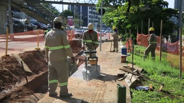 Salvador Bahia Brasil Mayo 2021 Gente Trabajando Construcción Exclusiva Carretera — Vídeo de stock