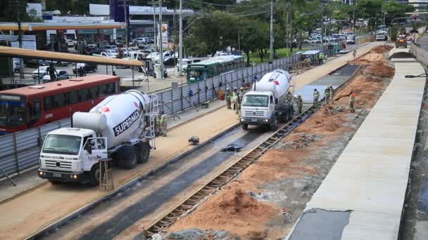 Salvador Bahia Brazil 2021 Бетонна Вантажівка Мікшер Виливає Бетон Будівництво — стокове відео