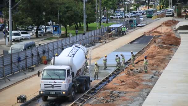 ブラジルのバヒア州サラドール 2021年5月26日 コンクリートミキサー車がサルバドール市のイタイガラ地区にBrt専用道路を建設中のコンクリートを注ぎます — ストック動画