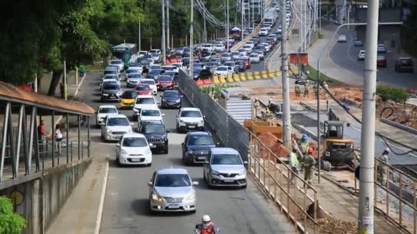 Salvador Bahia Brasil Maio 2021 Veículos Engarrafamento Próximo Construção Uma — Vídeo de Stock