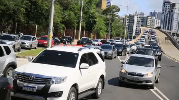 ブラジルのバヒア州サラドール2021年5月26日 サルバドール市のAcmにBrt専用レーンを建設する近くの交通渋滞の中の車 — ストック動画