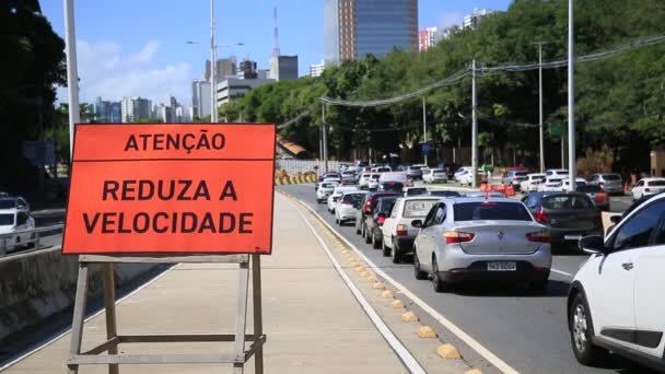 Salvador Bahia Brasil Maio 2021 Veículos Engarrafamento Próximo Construção Uma — Vídeo de Stock