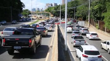 Salvador, Bahia, Brezilya - 26 Mayıs 2021: Salvador şehrinde, Avenida ACM 'de bir BRT özel şeridi inşaatı yakınlarında trafikte sıkışan araçlar.