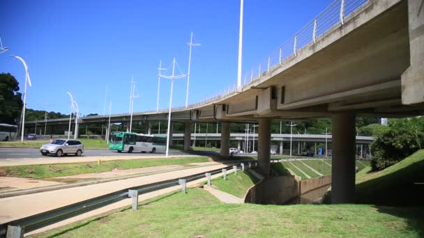 ブラジルのバイーア州サラドール 2021年5月26日 サルバドール市内のAcmのBrt輸送システムを結ぶためのViaduct — ストック動画