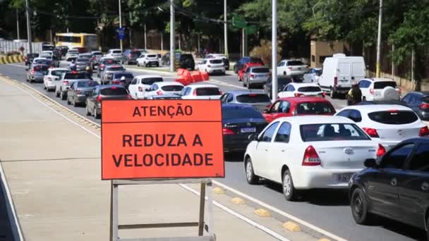 Salvador Bahia Brasil Mayo 2021 Vehículos Atasco Tráfico Cerca Construcción — Vídeo de stock