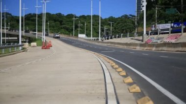 Salvador, Bahia, Brezilya - 26 Mayıs 2021: Salvador şehrinde caddelerdeki araçların trafiği boyunca trafik ayrımı raptiyeleri.