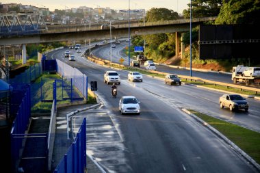 Salvador, Bahia, Brezilya - 19 Haziran 2021: Salvador şehrinde BR 324 karayolu üzerinde araçların geçtiği görüldü.