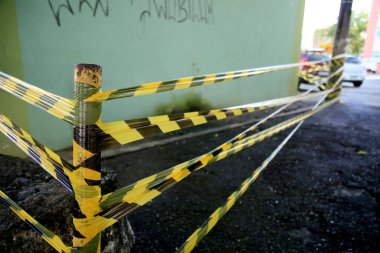 Salvador, Bahia, Brezilya - 18 Haziran 2021: Sarı kısıtlı bölge koruma şeridi Salvador şehrinde görüldü