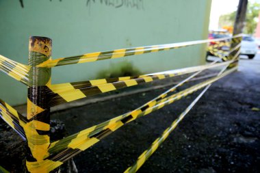 Salvador, Bahia, Brezilya - 18 Haziran 2021: Sarı kısıtlı bölge koruma şeridi Salvador şehrinde görüldü