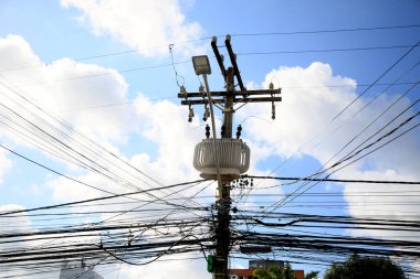 Salvador, Bahia, Brezilya - 18 Haziran 2021: Trafo Salvador şehrinde elektrik şebekesi direğindeki kablolar boyunca görüldü. 