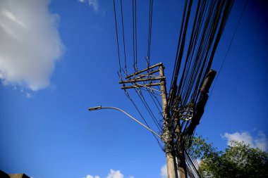 Salvador, Bahia, Brezilya - 18 Haziran 2021: Salvador şehrinde elektrik şebekesinde kablolama. 