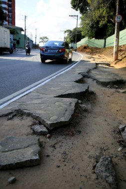 Salvador, Bahia, Brezilya - 18 Haziran 2021: Salvador şehrinde yayalar için kaza riski oluşturan kaldırım kaldırımı. 