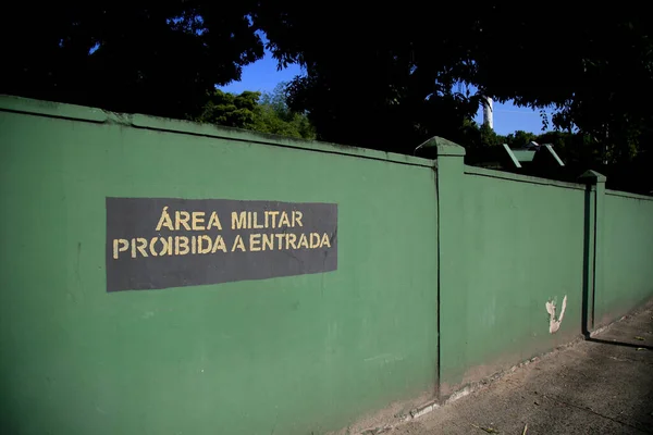 ブラジルのバヒア州サラドール 2021年6月18日 壁の碑文は サルバドール市内の軍事地域であるため アクセス制限を通知します — ストック写真