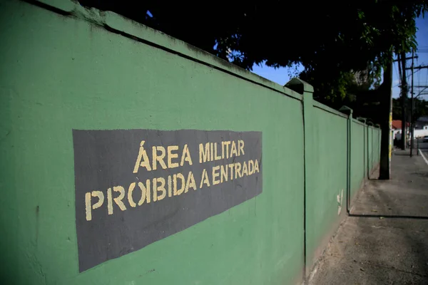 ブラジルのバヒア州サラドール 2021年6月18日 壁の碑文は サルバドール市内の軍事地域であるため アクセス制限を通知します — ストック写真