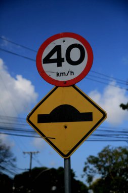 Salvador, Bahia, Brezilya - 10 Haziran 2021: Salvador şehrindeki yollarda saatte maksimum 40 kilometre hızla gittiğini gösteren trafik işaretleri.