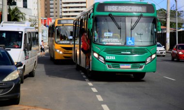 Salvador, Bahia, Brezilya - 10 Haziran 2021: İnsanlar Avenida ACM 'de bir otobüs durağında Salvador şehrinde toplu taşımayı beklerken görüldüler.