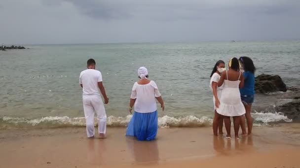 2021年2月2日 坎多布尔宗教的追随者参加了在萨尔瓦多市海滩上举行的纪念奥里萨 叶门贾的仪式 — 图库视频影像