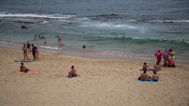 Salvador Bahia Brasil Enero 2021 Gente Tomando Sol Arena Playa — Vídeos de Stock