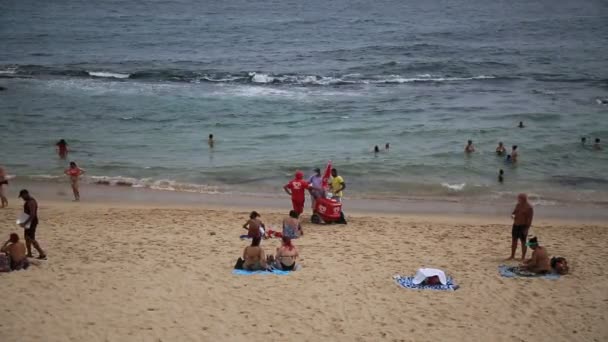 Salvador Bahia Brasil Enero 2021 Gente Tomando Sol Arena Playa — Vídeos de Stock