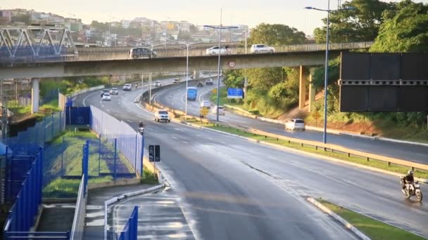 ブラジルのバヒア州サラドール2021年6月19日 サルバドール市内の高速道路Br 324の車線を車両が通過しているのが見えます — ストック動画