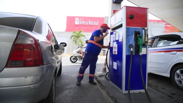 Salvador Bahia Brazil Januari 2021 Skötare Ses Tanka Ett Fordon — Stockvideo