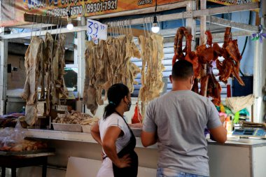 Salvador, Bahia, Brezilya - 28 Haziran 2021: Salvador 'daki Feira de Sao Joaquim' de kurutulmuş et ve füme sosis satışı. 