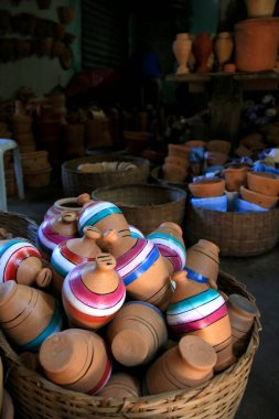 Salvador, Bahia, Brezilya - 28 Haziran 2021: Salvador kentindeki Sao Joaquim fuarında çömlekten yapılmış parçalar satışa sunuluyor.