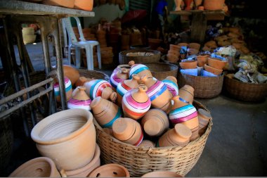 Salvador, Bahia, Brezilya - 28 Haziran 2021: Salvador kentindeki Sao Joaquim fuarında çömlekten yapılmış parçalar satışa sunuluyor.