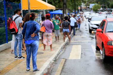 Salvador, bahia, brasil - 22 de junho de 2021: Yolcular grev nedeniyle Salvador 'un Cabula mahallesindeki bir otobüs durağında toplu taşıma beklerken görüldü..