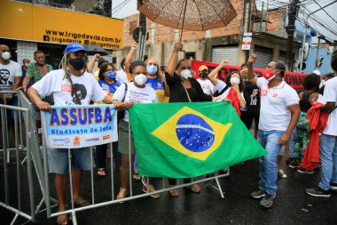 Salvador, Bahia, Brezilya - 2 Temmuz 2021: Salvador 'daki Bahia Bağımsızlık kutlamaları sırasında Başkan Jair Bolsonaro hükümetini protesto edenler