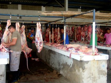 ubata, bahia, brezil- 5 Ekim 2011: Ubata 'daki bir et pazarında temsilcisiz sığır eti satışı. * * * Yerel altyazı * *