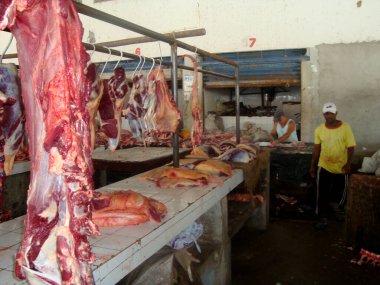 ubata, bahia, brezil- 5 Ekim 2011: Ubata 'daki bir et pazarında temsilcisiz sığır eti satışı. * * * Yerel altyazı * *
