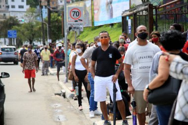 Salvador, Bahia, Brezilya - 6 Temmuz 2021: Salvador şehrindeki bir aşı merkezinde Jansen Coronavirus aşısı için kuyruğa giren insanlar. * * * Yerel altyazı * *