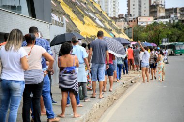 Salvador, Bahia, Brezilya - 6 Temmuz 2021: Salvador şehrindeki bir aşı merkezinde Jansen Coronavirus aşısı için kuyruğa giren insanlar. * * * Yerel altyazı * *
