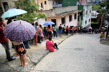 Salvador, Bahia, Brezilya - 6 Temmuz 2021: Salvador şehrindeki bir aşı merkezinde Jansen Coronavirus aşısı için kuyruğa giren insanlar. * * * Yerel altyazı * *