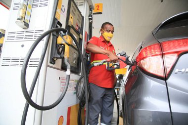 Salvador, Bahia, Brezilya - 6 Temmuz 2021: Salvador şehrinde bir benzin istasyonunda görevli yakıt ikmali
