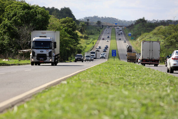 simoes filho, bahia, braha - 24 марта 2017 года: грузовой и грузовой транспорт пересекает федеральную трассу № 324 в муниципалитете Симоес Фильо. * * * Местная надпись * * *