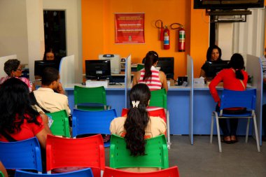 Vitoria da Conquista, Bahia, Brezilya - 31 Ekim 2011: Vitoria da Conquista kentindeki Bolsa Familia programında insanlar kayıt yaptırırken görüldü..