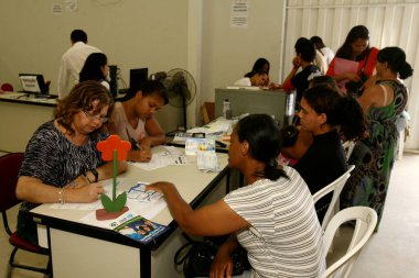 Vitoria da Conquista, Bahia, Brezilya - 31 Ekim 2011: Vitoria da Conquista kentindeki Bolsa Familia programında insanlar kayıt yaptırırken görüldü..