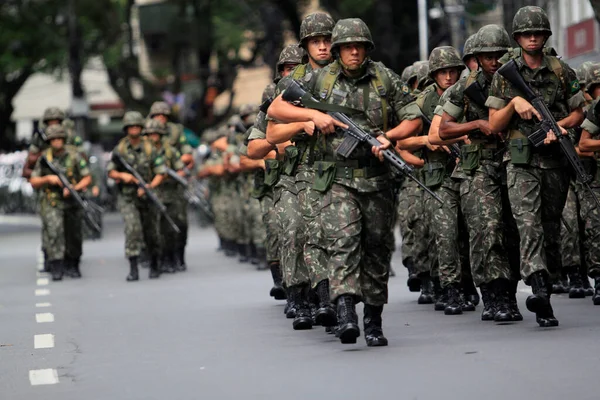 Soldado Feminino Do Exército Brasileiro Desfilando No Dia Da