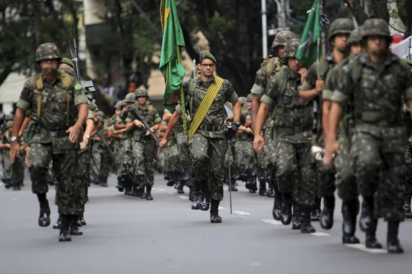 2014年9月7日 ブラジルのサルバドール市での独立を祝う軍事パレード中にブラジル軍兵士が見られる 本内容は上記のウェブ版に掲載されている記事を — ストック写真