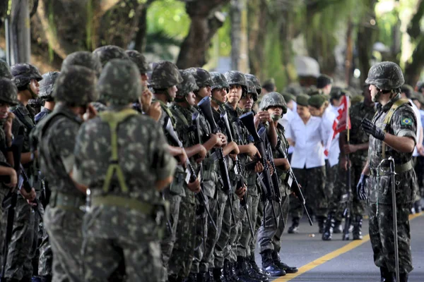 2014年9月7日 ブラジルのサルバドール市での独立を祝う軍事パレード中にブラジル軍兵士が見られる 本内容は上記のウェブ版に掲載されている記事を — ストック写真