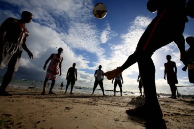 Salvador, Bahia, Brezilya - 22 Aralık 2015: Gençler Salvador 'daki Itapua Sahili' nde futbol oynarken görüldü. .