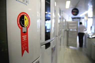 Salvador, Bahia, Brezilya - 2 Temmuz 2021: Procel mührü Salvador 'da bir hırdavatçıda satılık olarak görülüyor. Mühür, Ulusal Elektrik Enerjisi Koruma Programı 'nın bir parçası. * * * Yerel altyazı * *