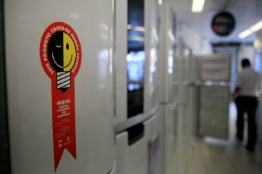 Salvador, Bahia, Brezilya - 2 Temmuz 2021: Procel mührü Salvador 'da bir hırdavatçıda satılık olarak görülüyor. Mühür, Ulusal Elektrik Enerjisi Koruma Programı 'nın bir parçası. * * * Yerel altyazı * *