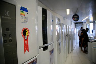 Salvador, Bahia, Brezilya - 2 Temmuz 2021: Procel mührü Salvador 'da bir hırdavatçıda satılık olarak görülüyor. Mühür, Ulusal Elektrik Enerjisi Koruma Programı 'nın bir parçası. * * * Yerel altyazı * *