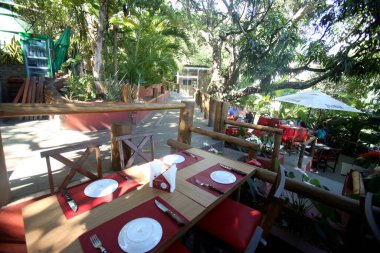 Salvador, Bahia, Brezilya - 14 Aralık 2016: Salvador 'da bir restoranın açık hava masalarının manzarası. * * * Yerel altyazı * * .