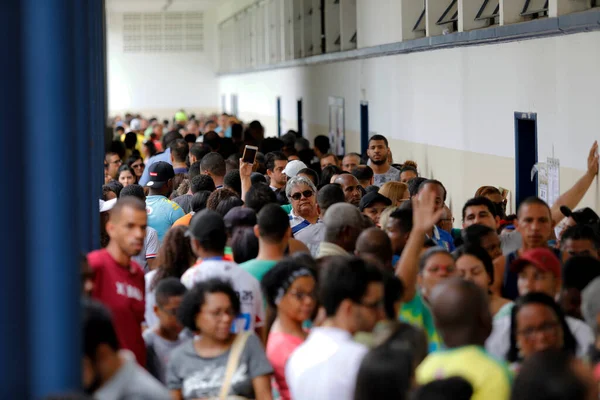 2018年10月7日ブラジル バヒア州サルバドル市の選挙中に投票所で人々が列を作っているのが見られます 本内容は上記のウェブ版に掲載されている記事を — ストック写真